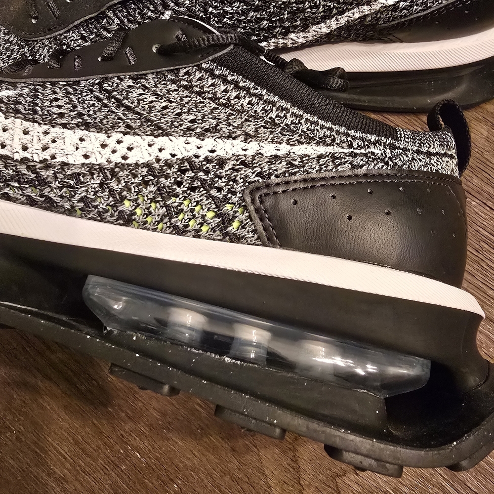 Nike Flyknit Racer Oreo - Picture 6 of 9
